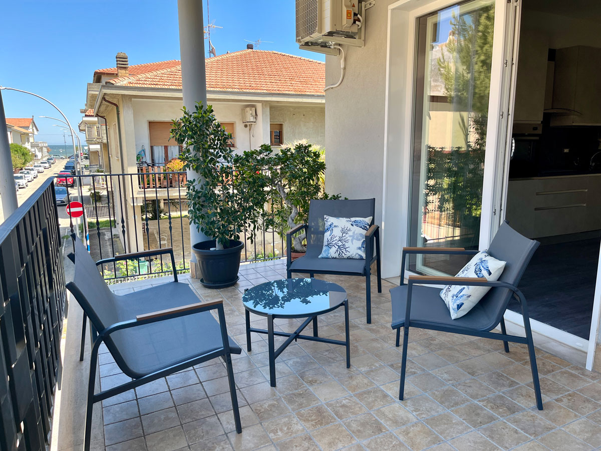 spazio-comune-veranda-esterna-vista-mare-1