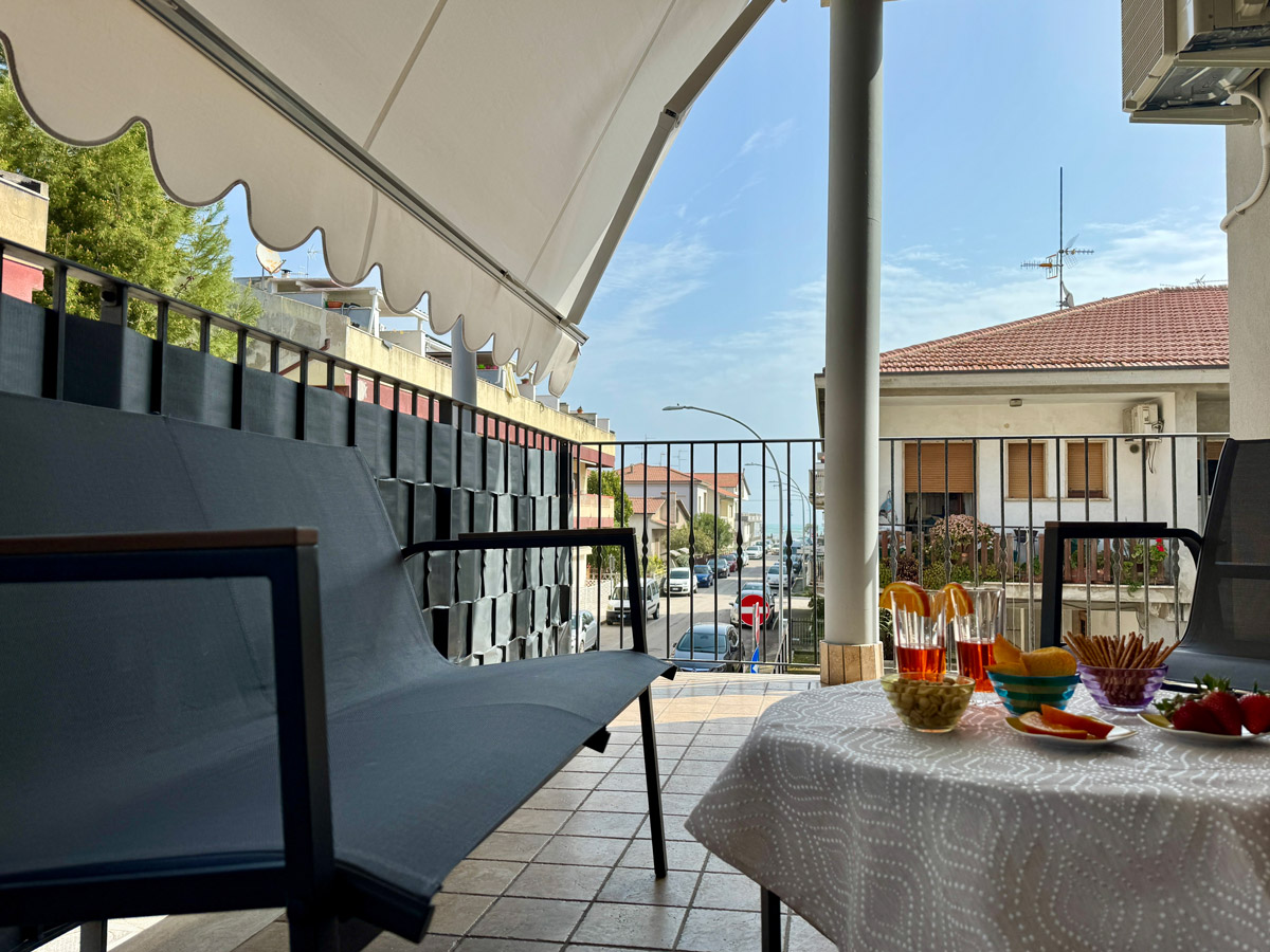 spazio-comune-veranda-esterna-vista-mare-2